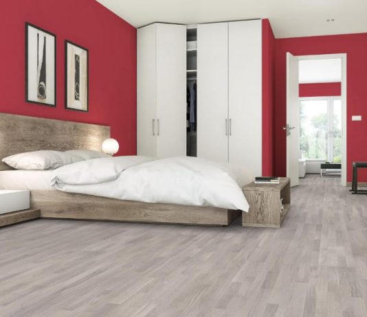 Sypialnia szaro-czerwona, czyli połączenie spokojnej szarości z energetyczną czerwienią